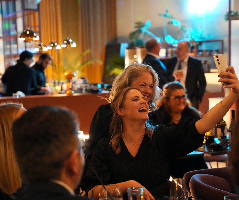 Arendals største felles julebord - Stor buffet · Dans · Konsert med partyband