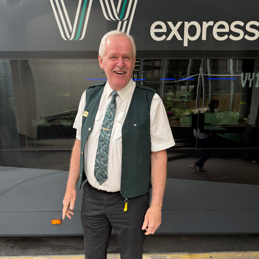 Ukas Sommeliervlogg – En hyllest til Vy, vin og min mandagsfavoritt bak rattet! 🚌💛🍷