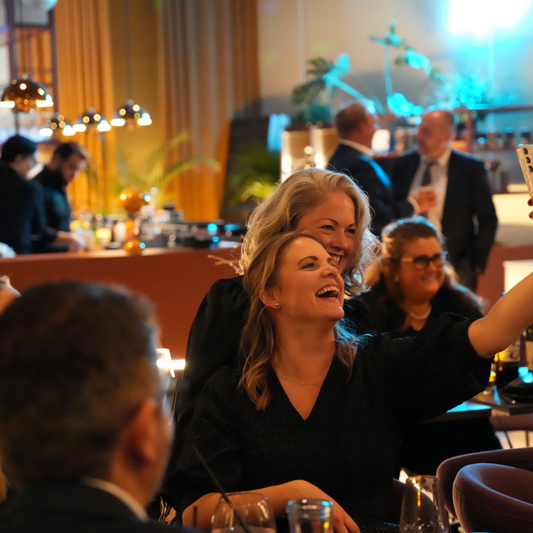 UTSOLGT: Lørdag 22.nov - Arendals største felles julebord - Stor buffet  · Konsert med tribute/coverband