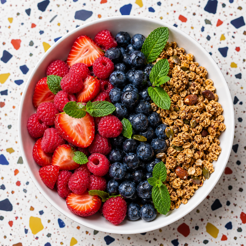 Chiagrøt med bær og granola