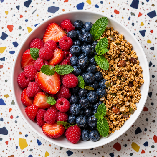 Chiagrøt med bær og granola